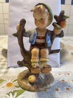 Almafán ülő fiú, nagyobb méretű Goebel ragasztott figura!