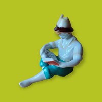 Hollóházi porcelán olvasó fiú figura
