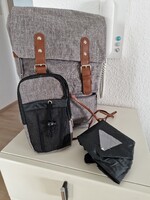 Szürke melírozott hátitáska, hozzá illő telefontartó táska és eső ellen védő borítás a táskára
