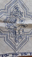 Antik kék kutyák és vadász szegélyű terítő ,többféle hímzésű  technikával készült ( 41 x 41 cm )