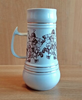 Hollóházi porcelán söröskorsó Dózsa György-féle parasztfelkelés motívummal 22 cm Leárazva!