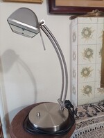 Fényerő szabályozós, nikkelezett asztali lámpa.