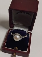 Szép állapotú jelzett ezüst gyűrű igényes apró fehérköves foglalatban valódi gyöngyel ékítve