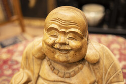 Nevető fa Buddha szobor – kézzel faragott, különleges lakásdísz