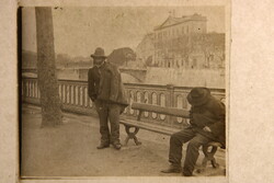 Antik üvegpozitív fotó 6x6,5cm Hajléktalan férfiak az utcán (Párizs v. Róma) 1900as évek eleje