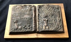 Rácz Edit híres magyar szobrász , könyv alakú bronz domborműve !