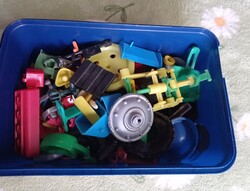 Retró játék alkatrészek egy fagyis doboznyi.//ST28//