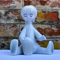 Hollóházi ritka - ritkább festésű homokozó kislány porcelán figura Káldor Aurél terve