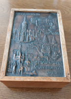 Retro!  Régi iparművészeti Budapest látnivalói bronz plakettes , fa cigaretta kínáló, tároló doboz
