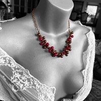 Vintage barna-magenta tekla gyöngysor, érdekes dróttal font design, gyöngy nyaklánc