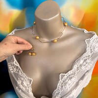 Vintage bézs tekla gyöngysor és fülbevaló szett , érdekes dróttal font design, gyöngy nyaklánc