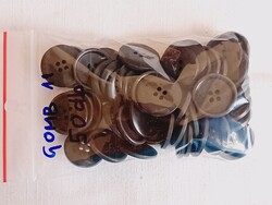 Gomb 11-2 - négylyukú 22,8x3,8mm 50db egyben 55g műanyag
