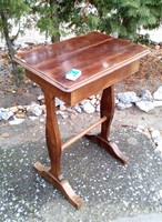 Biedermeier varróasztalka. %%%
