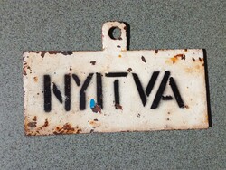 Nyitva-zárva fémtábla