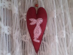 Hímzett gyapjú filc nyuszis szív. Ajtó,-ablak,-kilincs dísz.