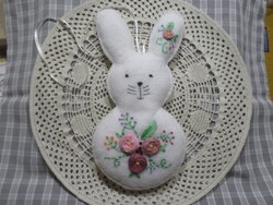 Hímzett gyapjú filc nyuszi. Ajtó,-ablak,-kilincs dísz.