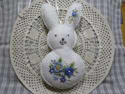 Hímzett gyapjú filc nyuszi. Ajtó,-ablak,-kilincs dísz.