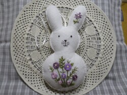 Hímzett gyapjú filc nyuszi. Ajtó,-ablak,-kilincs dísz.