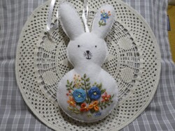 Hímzett gyapjú filc nyuszi. Ajtó,-ablak,-kilincs dísz.