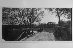 Régi nagyméretű üvegnegatív vidéki élet - lovaskocsival a hidon át 1900as évek eleje