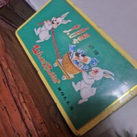 White rabbit cukorkás doboz