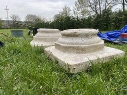 Antik díszes mészkő tornácból: oszlop talapzat/posztamens, talp, oszlopfő, népi, parasztház