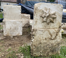 Antik díszes mészkő tornácból: oszlop talapzat/posztamens, talp, oszlopfő, népi, parasztház