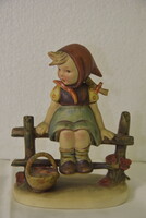 Goebel Hummel kerítésen ülő kislány figura A240