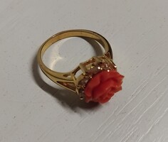 Aranyozott márkajelzett gyűrű  korallszínű porcelán rózsa csillogó folalt fehér kövekkel ékítve