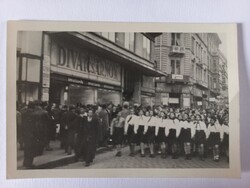 Régi eredeti fotó Úttörők felvonulása az Andrássy úton Divatcsarnok előtt 1950