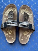 Nagyon különleges szandál-papucs,utcán is hordható.39-es méret. Bőr. Cushe footwear márka.