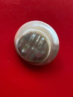 Gyöngyházból készült,nagyon szép bross,kitűző.Átmérője:4 cm Nagyon csillog.