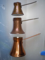 KÁVÉ KIÖNTŐK ,  3 db . VÖRÖSRÉZ . MAGASSÁG 5 cm , 6,5 cm. 8,2 cm .