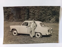 Régi fotó Hölgy a  Moszkvics 402 mellett kb. 1960-es évek eleje