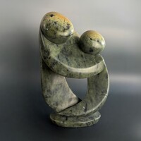 „Ölelés” – Nelson Rumano szerpentin szobra