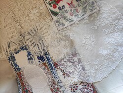 30 db tökéletes állapotú csipke és keresztszemes kézi munka terítő csomag
