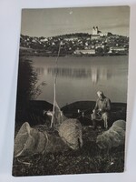 Régi képeslap -Balaton környéki táj - varsa hálót készítő bácsi 1961