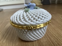 Nagyon szép porcelán ékszertartó áttört fonott, rózsával a tetején, nagyobb.