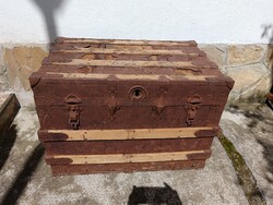Régi lemez veretes  fa láda