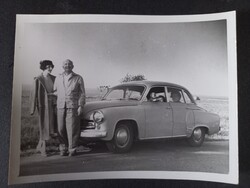 Régi fotó házaspár a Wartburg 311 előtt 1960-as évek eleje
