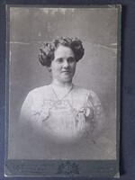 Antik kemény táblás kabinetfotó hölgy portréjaSchmidt Ede fényképészeti műterme 1900-as évek eleje