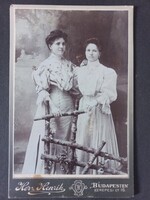 Antik kemény táblás kabinetfotó Hölgyek 1900-as évek eleje Herz Henrik fényképészeti műterme
