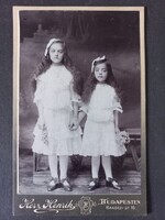 Antik kemény táblás kabinetfotó Kislányok1900-as évek eleje Herz Henrik fényképészeti műterme