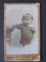 Antik kemény táblás kabinetfotó kisgyerek portréja vizitkártya méretű 1900-as évek eleje