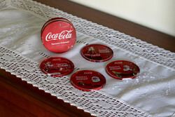 Coca Cola relikvia gyűjtőnek 4 szett POHÁRALÁTÉT, aludobozban. - egyben olcsóbb