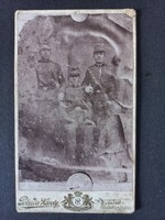 Antik kemény táblás kabinetfotó 3 katona Pobuda Károly fényképészeti műintézete kb. 1890