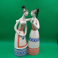 J. Seregély Márta Hollóházi Pletykálkodó lányok figura