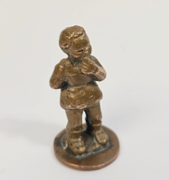 Miniatür kis bronz fiú szobor/figura