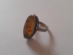 Kisméretű, ezüstözött, borostyánköves gyűrű