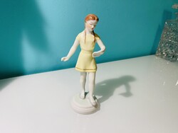 Hollóházi éneklő lány porcelán figura